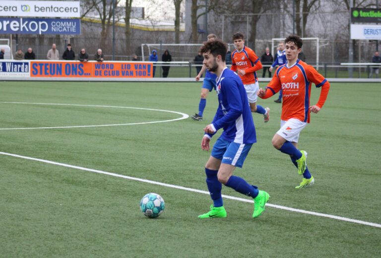 Niels Westerlaan in actie namens Broekster Boys tegen ONS Sneek