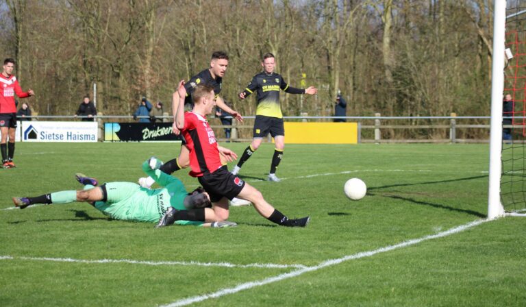 Bauke Jan Douma scoort namens Broekster Boys tegen Marum