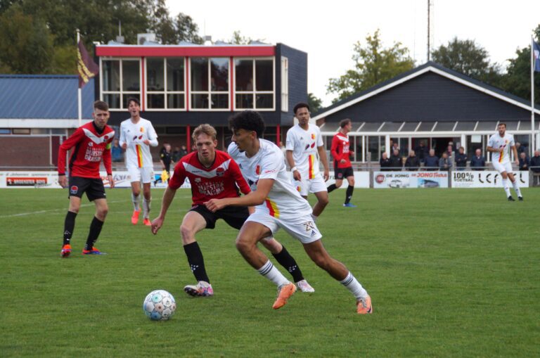 Klaas van der Meulen in duel met Vincent Pichel