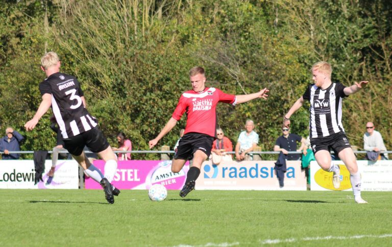 Jan Tijtsma in actie namens Broekster Boys tegen Roden