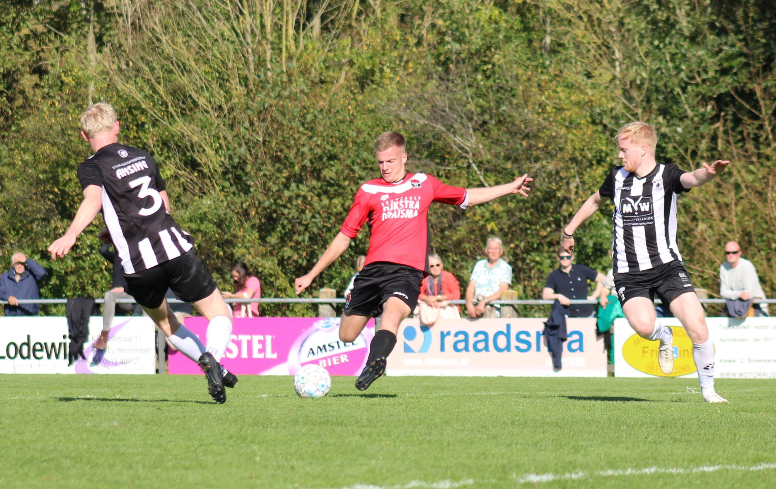 Jan Tijtsma in actie namens Broekster Boys tegen Roden