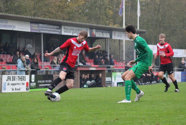 Hedgar en Jos in actie namens Broekster Boys tegen Heerenveense Boys