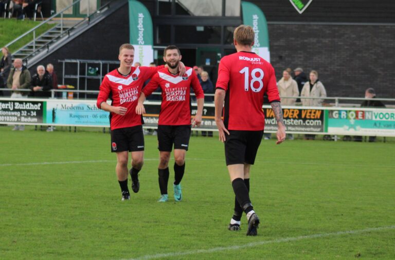 Vincent Hoekstra scoort namens Broekster Boys tegen Winsum