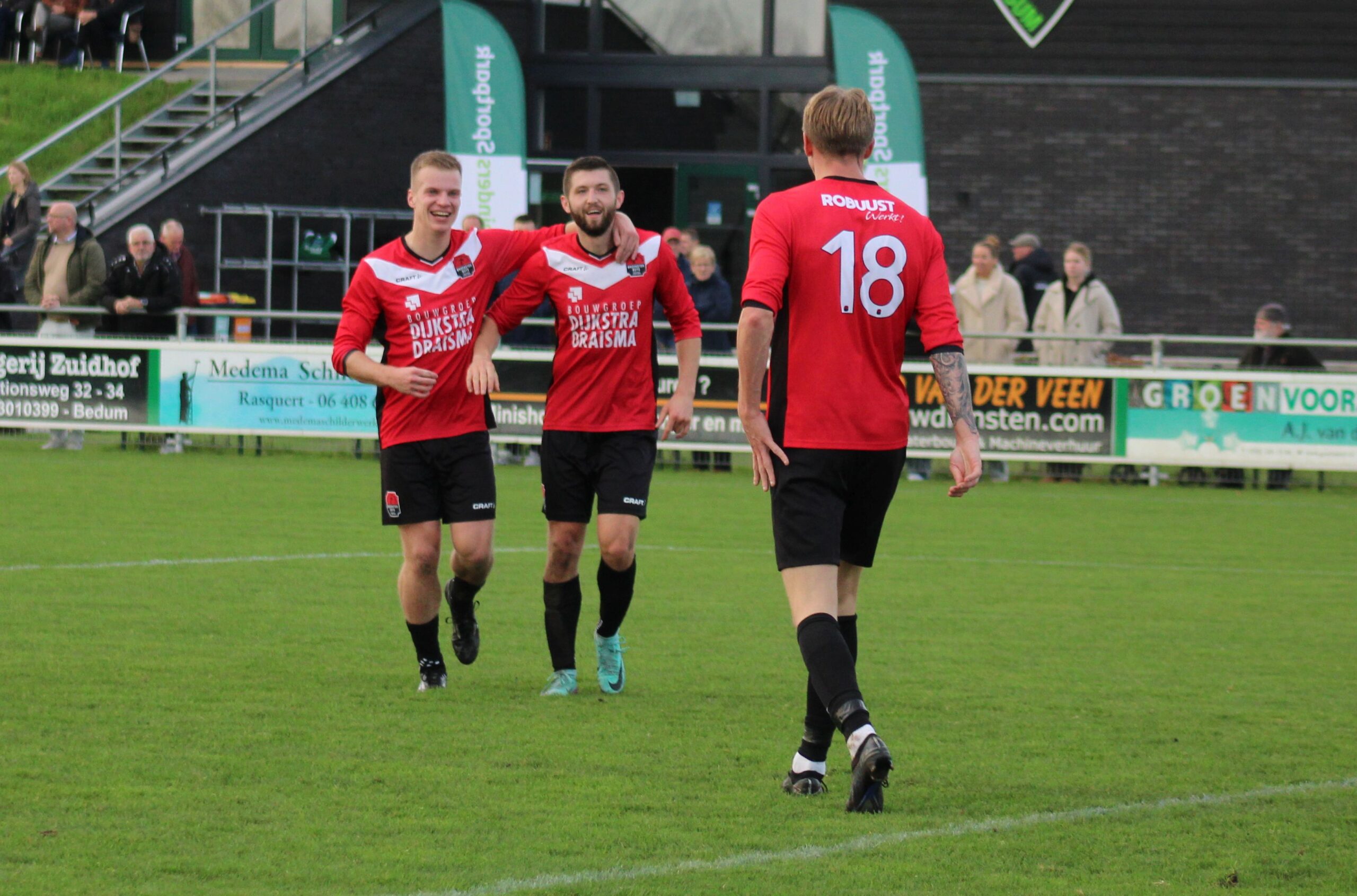 Vincent Hoekstra scoort namens Broekster Boys tegen Winsum