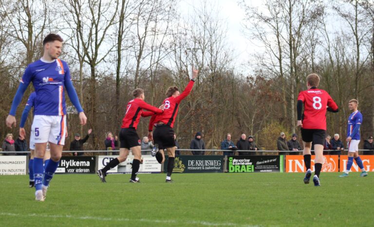 Hedgar Hoekstra scoort namens Broekster Boys tegen Buitenpost