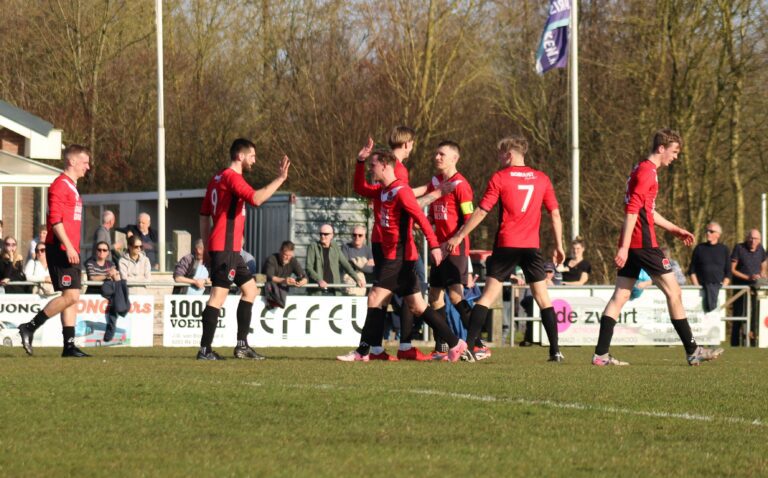 Broekster Boys viert doelpunt tegen Blauw Wit'34