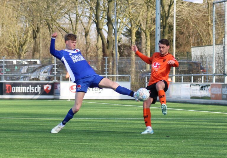 Jacob Weidenaar in actie tegen Oranje Nassau