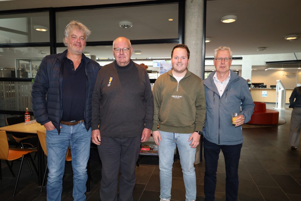 Durk van Assen en bestuur Broekster Boys
