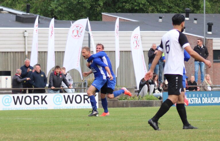 Piet Wessel Dijkstra scoort tegen Drachtster Boys
