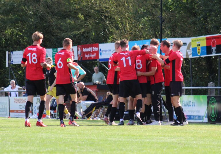 Broekster Boys viert de 9-2 tegen SC Stiens