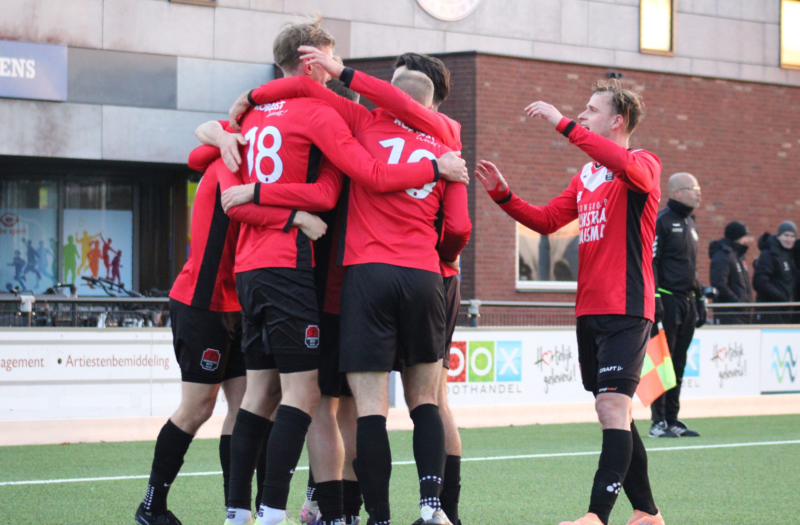 Broekster Boys viert goal tegen Blauw Wit'34