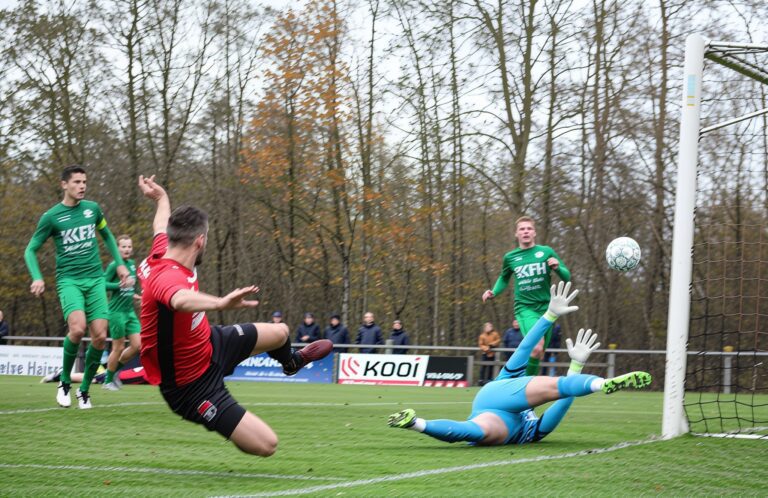 Vincent Hoekstra scoort de 1-0 tegen HVB