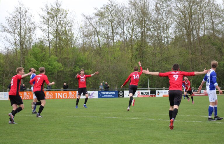 001 Jacob Weidenaar scoort tegen Blauw Wit'34